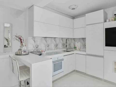 Rent, one bedroom apartment, 55m², Tivat, Crna Gora - image 2