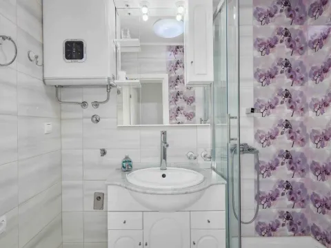 Rent, one bedroom apartment, 55m², Tivat, Crna Gora - image 9