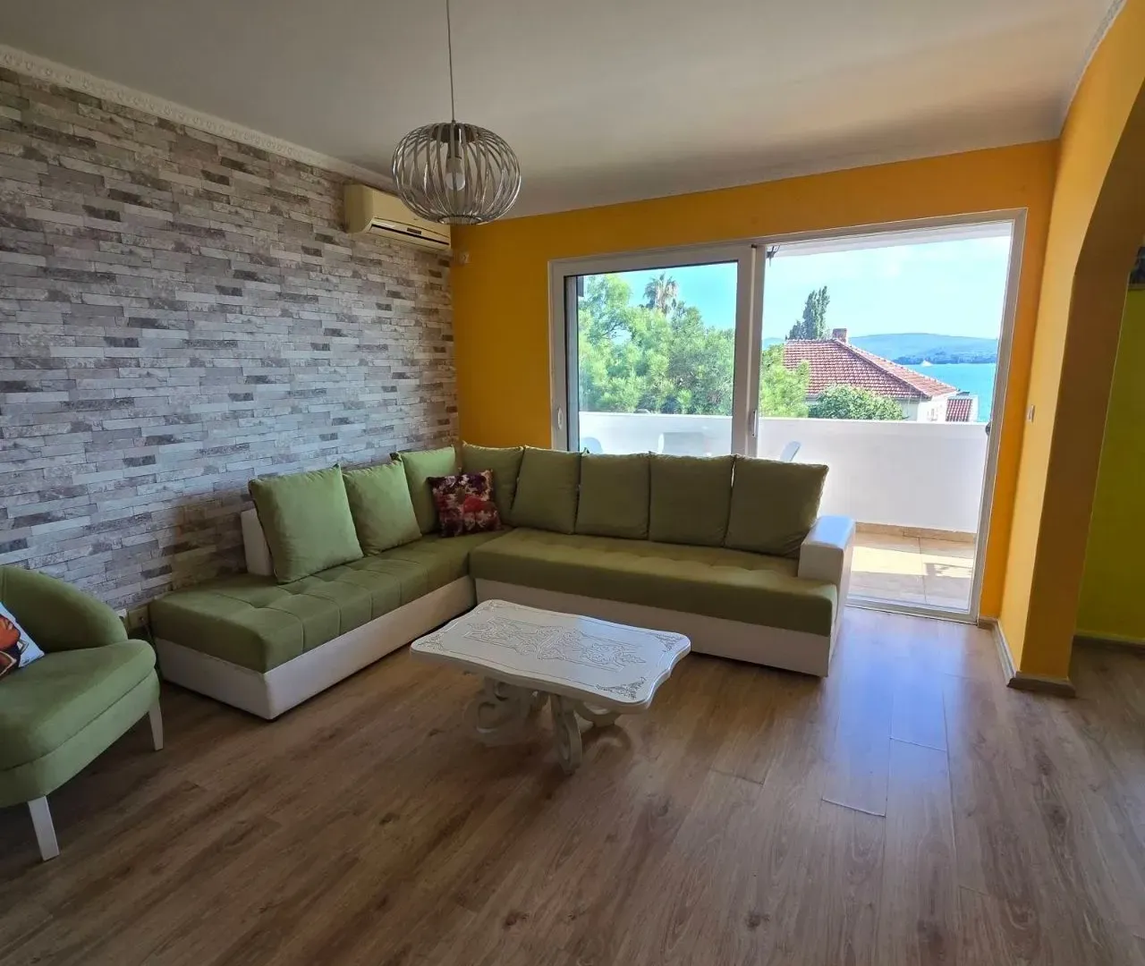 Izdavanje, jednosoban stan, 50m², Tivat, Crna Gora