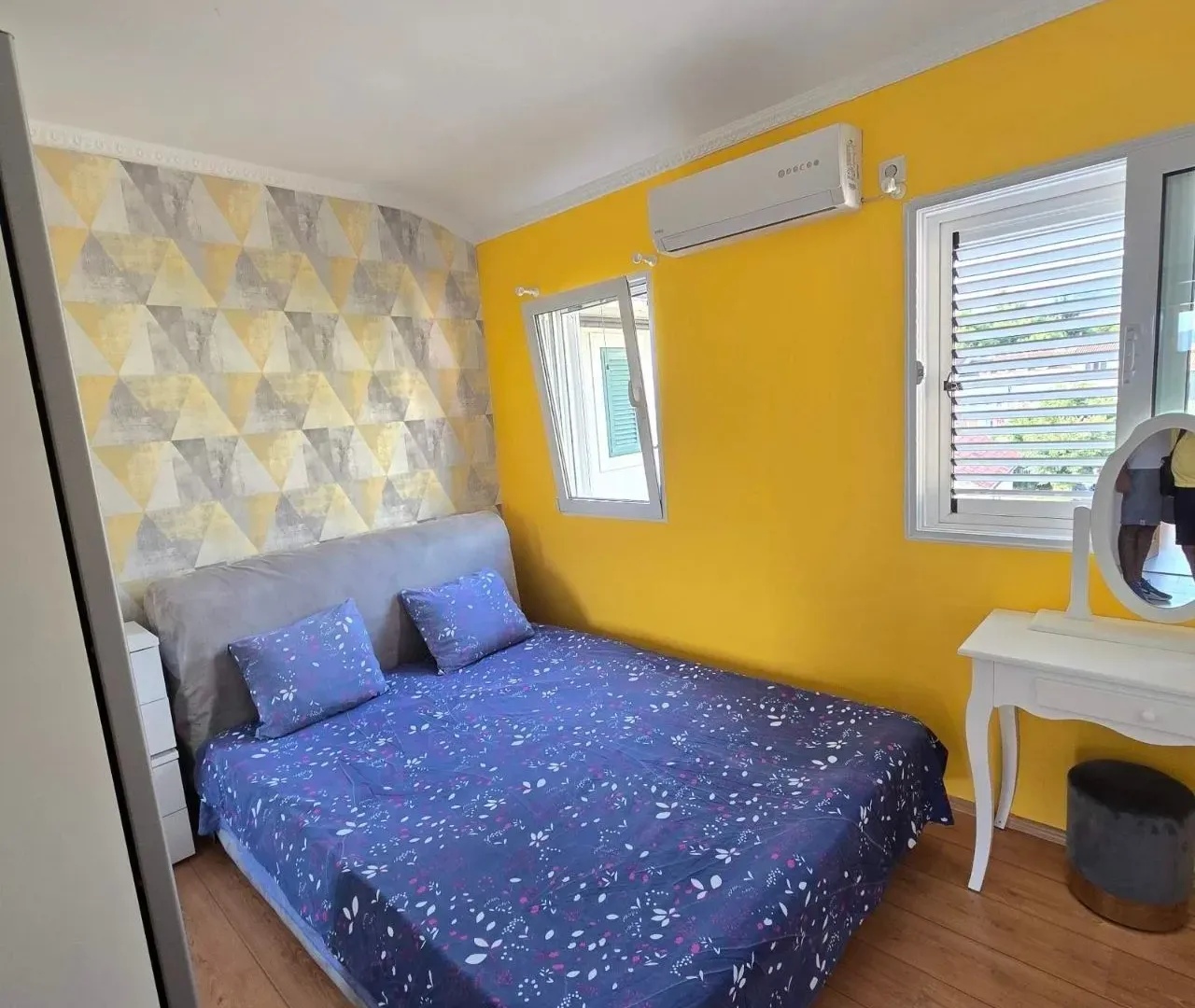 Izdavanje, jednosoban stan, 50m², Tivat, Crna Gora