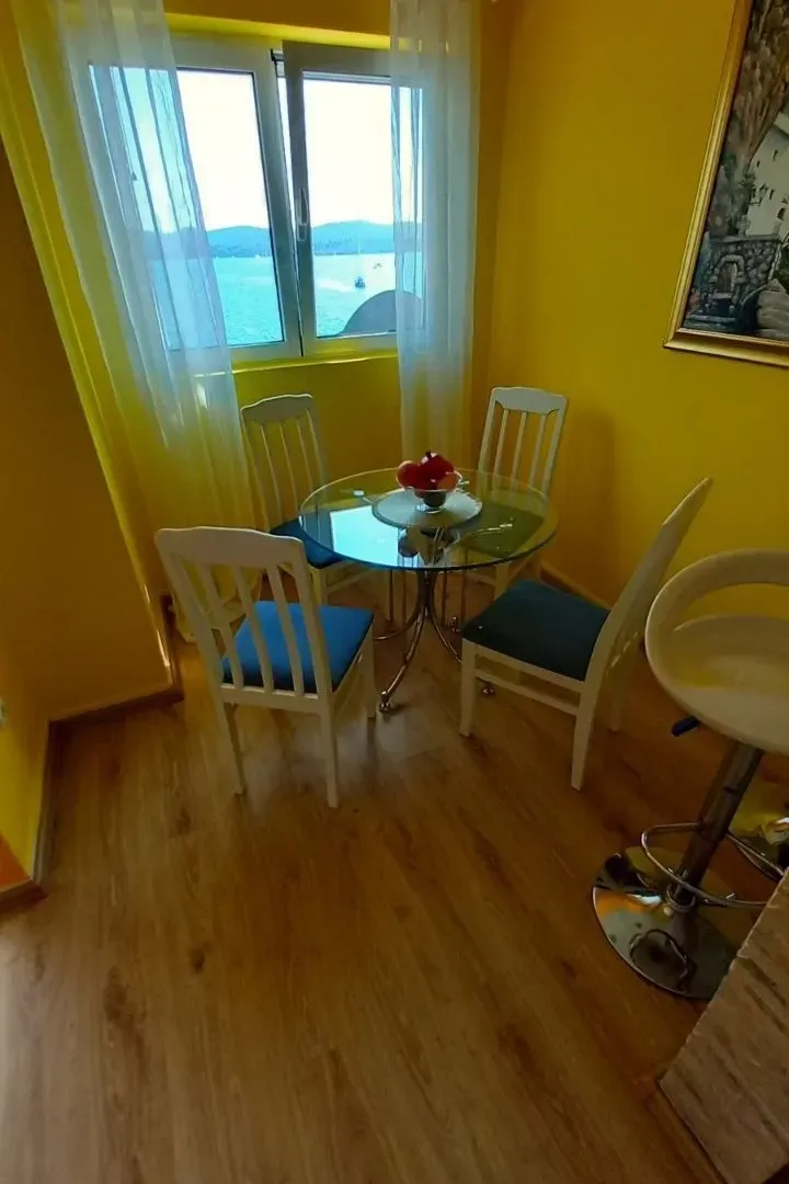 Izdavanje, jednosoban stan, 50m², Tivat, Crna Gora
