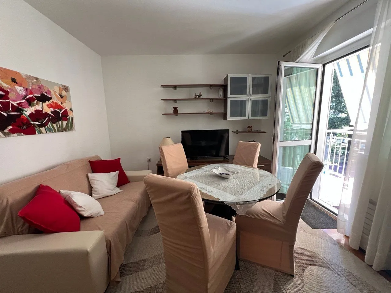 Izdavanje, jednosoban stan, 50m², Tivat, Crna Gora