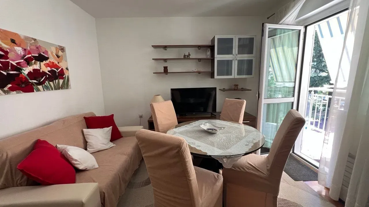Izdavanje, jednosoban stan, 50m², Tivat, Crna Gora