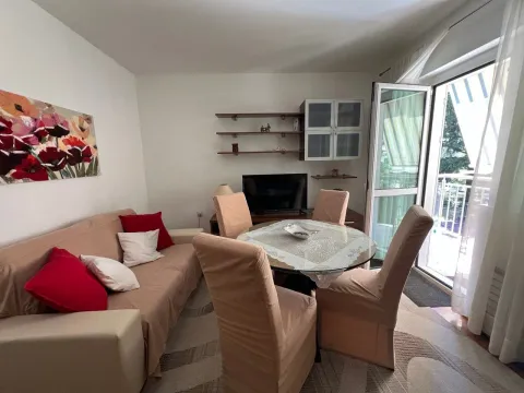 Izdavanje, jednosoban stan, 50m², Tivat, Crna Gora - image 1