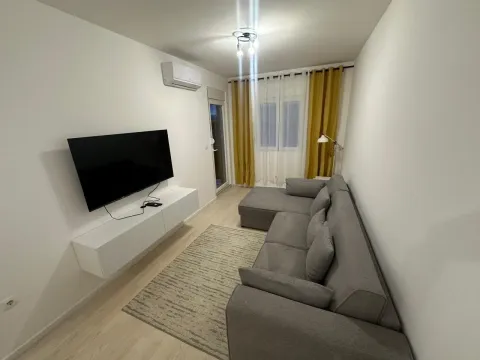 Izdavanje, jednosoban stan, 47m², City Kvart, Podgorica - image 1