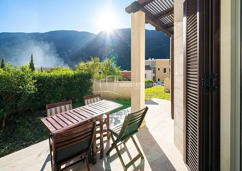 Prodaja, dvosoban stan, 84m², Morinj, Kotor