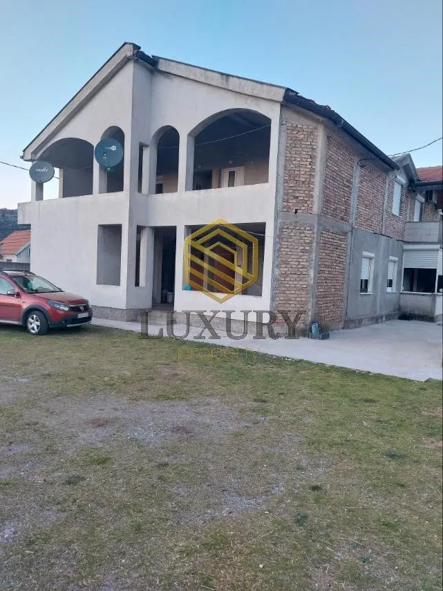 Prodaja, kuća, 500m², Zlatica, Podgorica
