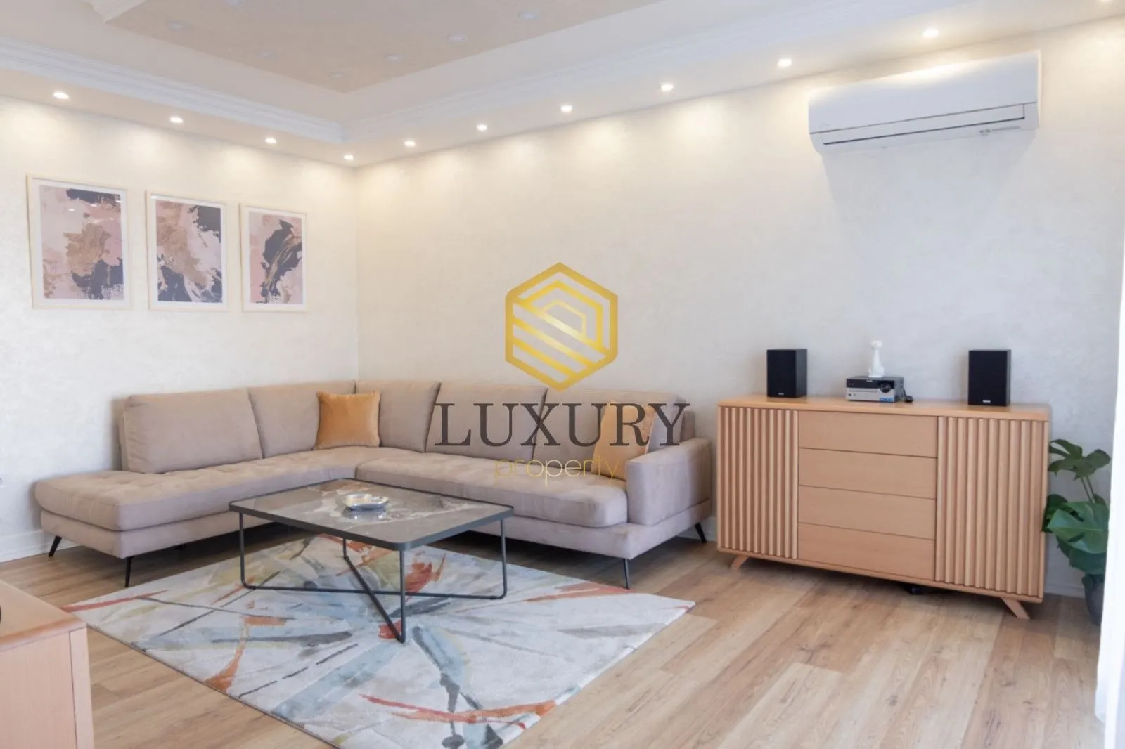 Izdavanje, dvosoban stan, 86m², Centar, Podgorica